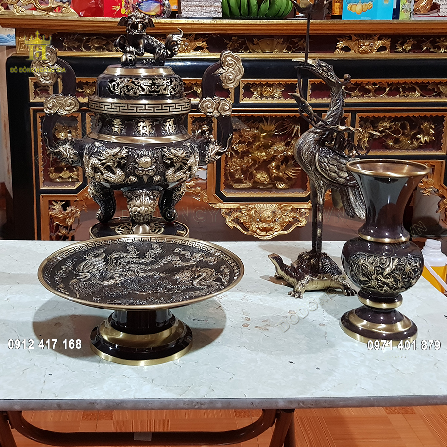Từng họa tiết hoa văn đều được chạm khắc nổi v&ocirc; c&ugrave;ng đẹp